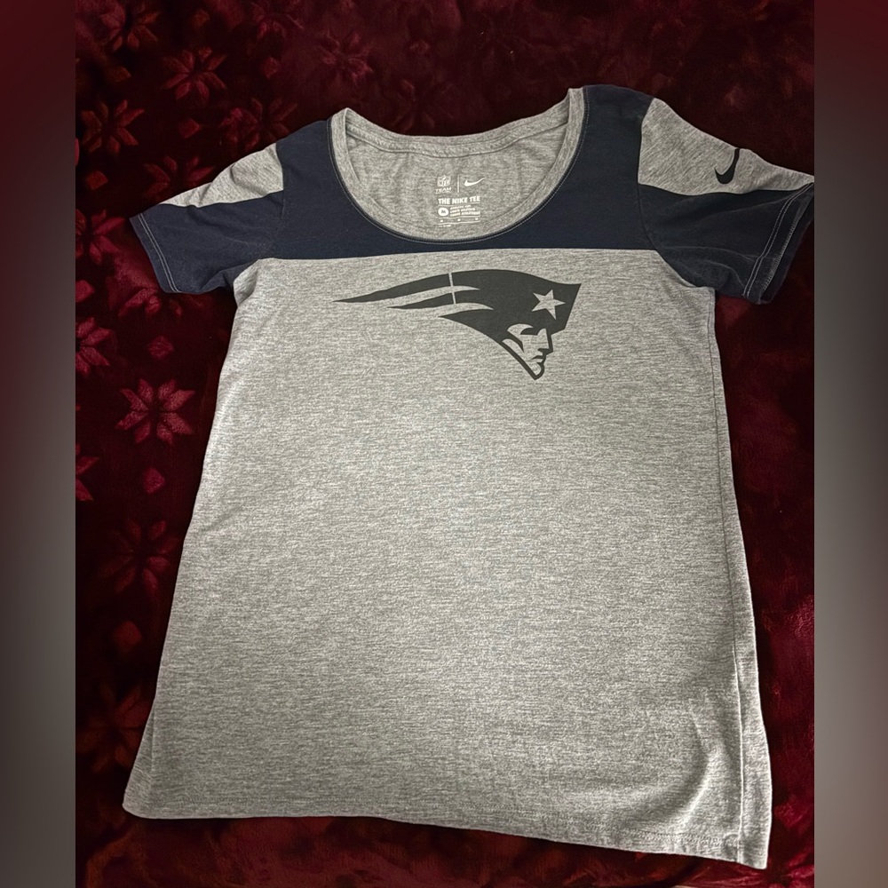 Nike Women’s Gray New England Patriots Tee